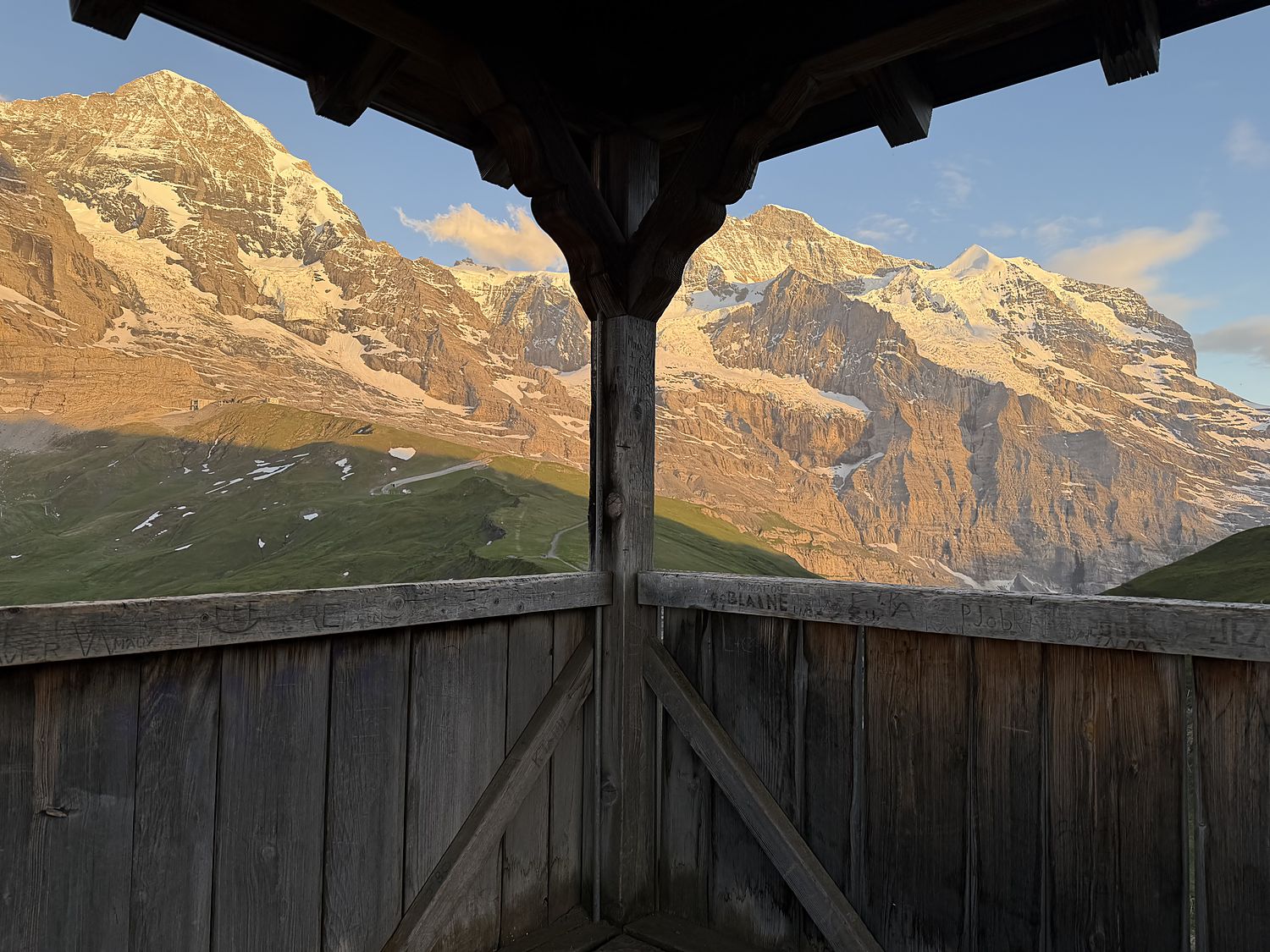 Abendstimmung auf der Terrasse mit Blick auf Eiger, Mönch und Jungfrau